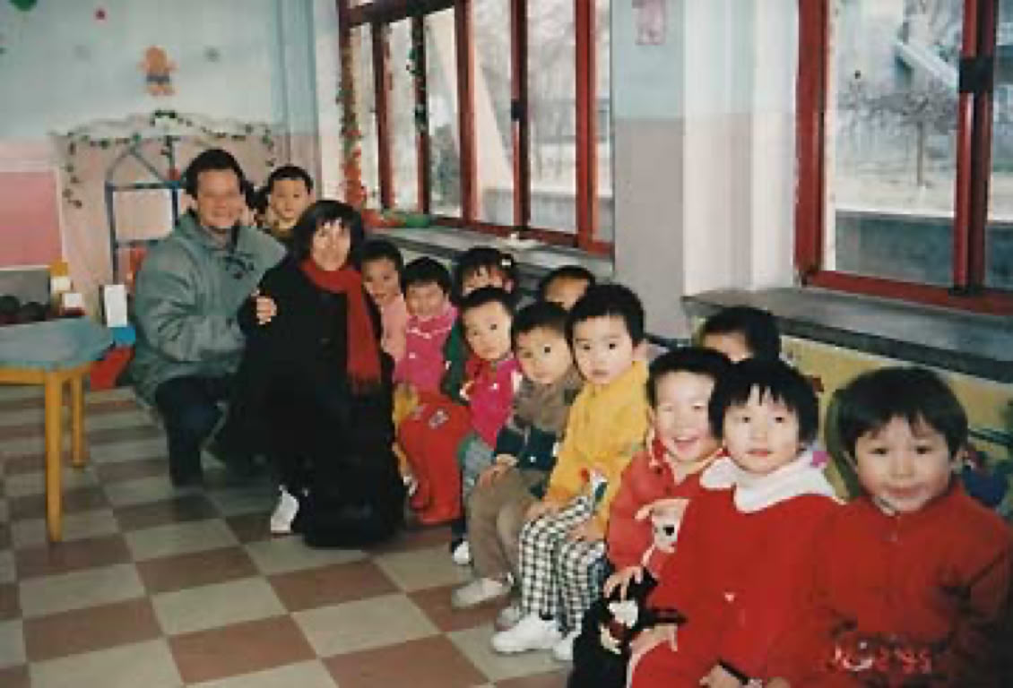 Offizieller Besuch der First Medical University of Xi'an, Provinz Shaanxi, Volksrepublik China. Ursula & Univ.-Prof. Dr. Gerhard W. HACKER besuchen den Kindergarten der First Medical University of Xi’an, VR China (12/1995) (c) Prof. DDr. Su Huici, University of Xi'an.