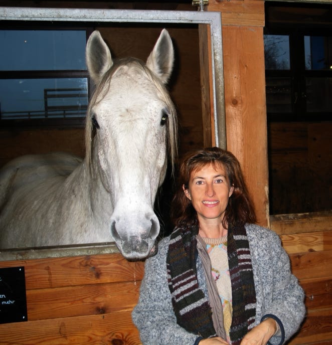 Ursula Demarmels mit ihrem Patenpferd Balou. Gut Aiderbichl Deggendorf (c) Paul Kaiser