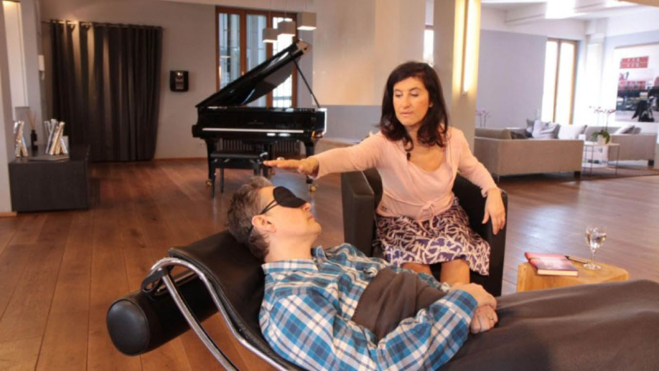 Dreharbeiten für das Promi-Special der RTL-Doku MEIN ERSTES LEBEN: Rückfühfrungs-Expertin Ursula DEMARMELS mit Moderatorin Katja BURKARD und Proband Rolfe SCHEIDER (c) RTL Television